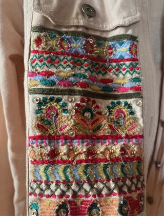 Chaqueta camel con bordados y flecos