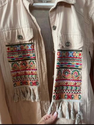 Chaqueta camel con bordados y flecos