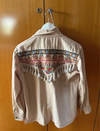 Chaqueta camel con bordados y flecos