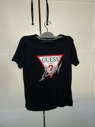 Camiseta Guess Negra Icon y camiseta Siksilk