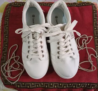 Sneakers bianche con lacci