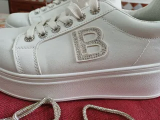 Sneakers bianche con lacci