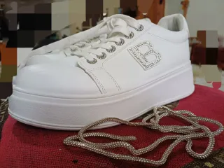 Sneakers bianche con lacci