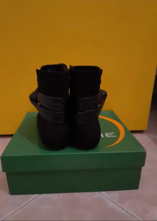 Stivaletti neri scamosciati con fascia in pelle