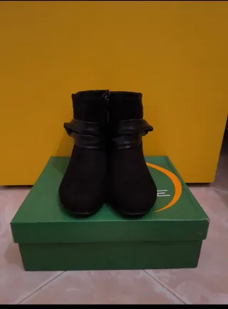 Stivaletti neri scamosciati con fascia in pelle