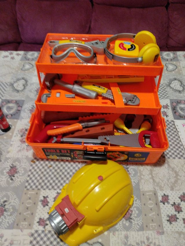 Maletín de herramientas y casco