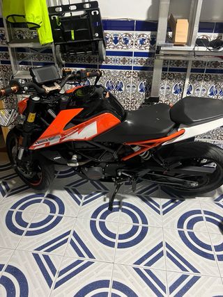 KTM Duke 125 Naranja y Negra