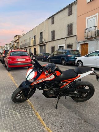 KTM Duke 125 Naranja y Negra