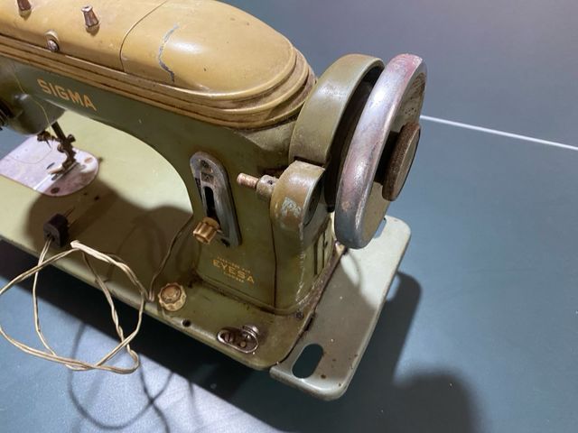 Máquina de coser SIGMA antigua