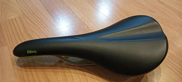 Sillín de bicicleta negro marca Fabric