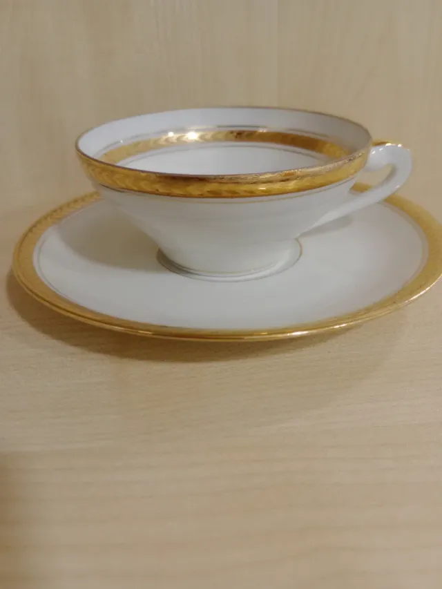 Taza y platillo de porcelana dorada