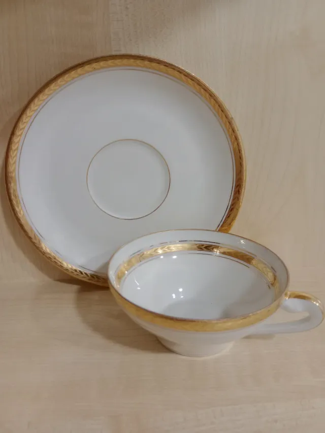Taza y platillo de porcelana dorada