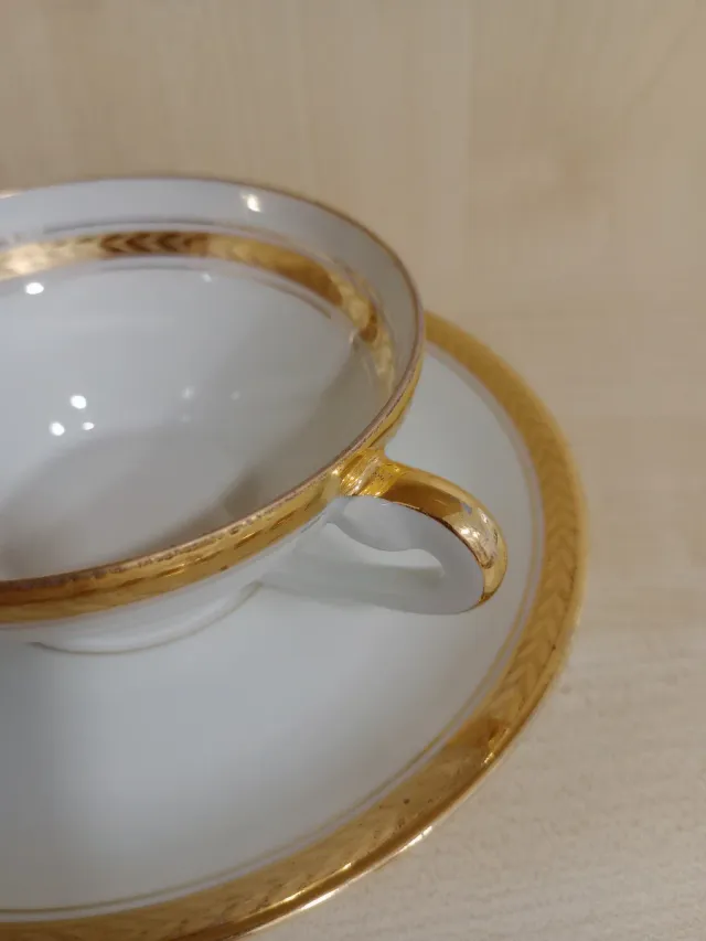 Taza y platillo de porcelana dorada