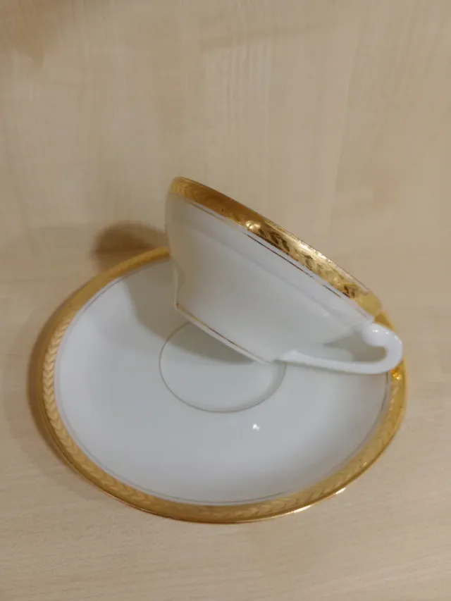 Taza y platillo de porcelana dorada