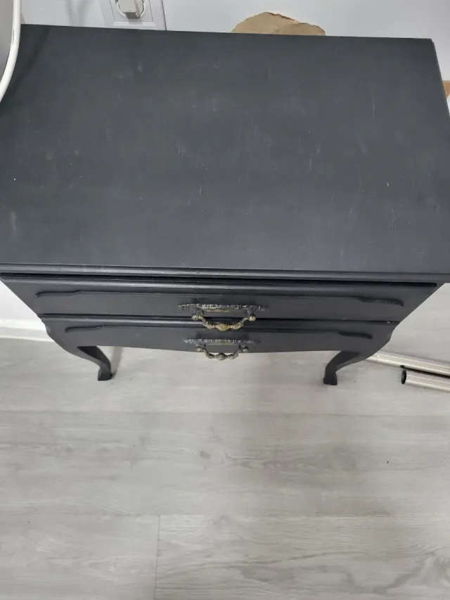 Mesita de noche negra con detalles dorados