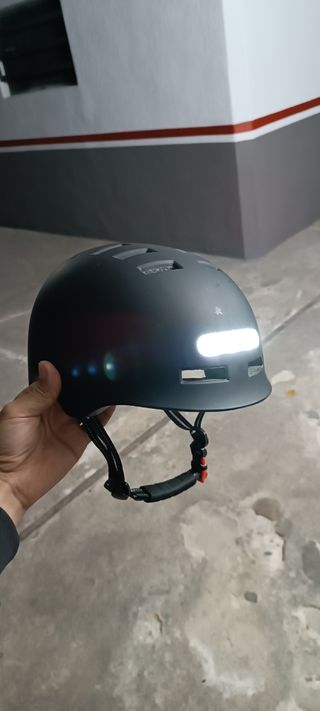 Casco patinete con luces recargables