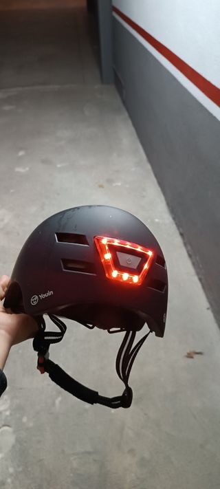 Casco patinete con luces recargables