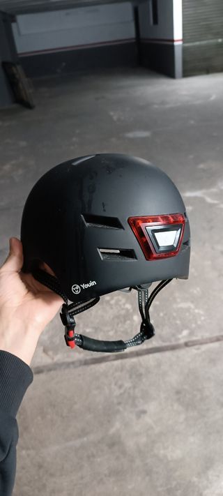 Casco patinete con luces recargables