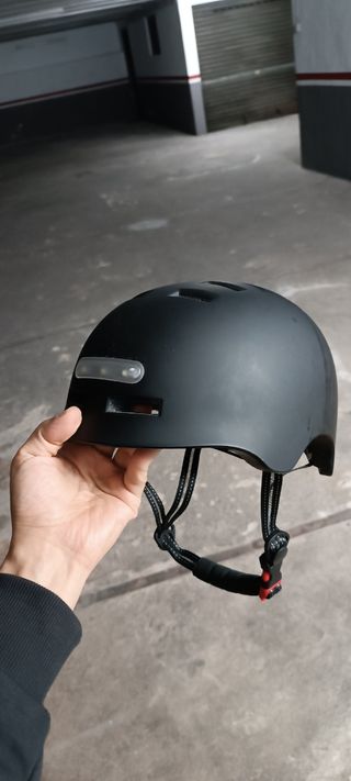 Casco patinete con luces recargables