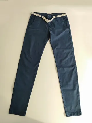 Pantalón azul con cinturón