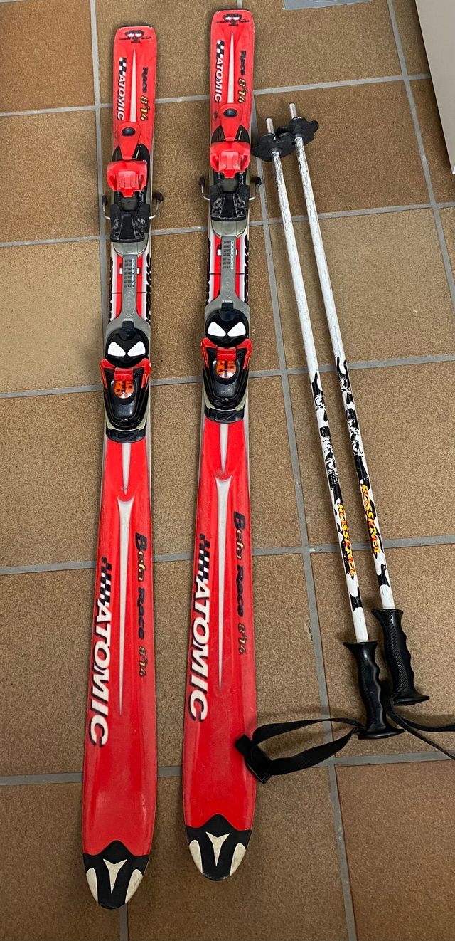 Esquís Atomic Race 8.14 con fijaciones y bastones
