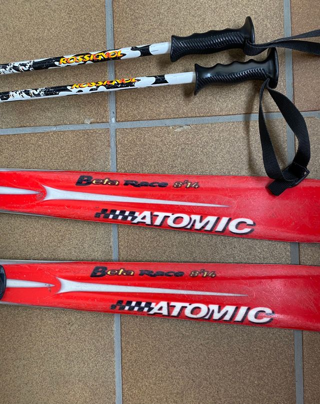 Esquís Atomic Race 8.14 con fijaciones y bastones
