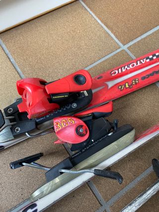 Esquís Atomic Race 8.14 con fijaciones y bastones