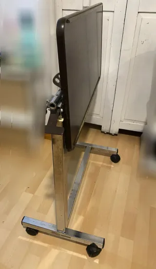 Mesa Auxiliar para Cama Regulable con Ruedas