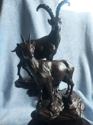 Escultura cabra bronce firmada Nacho Martín numera