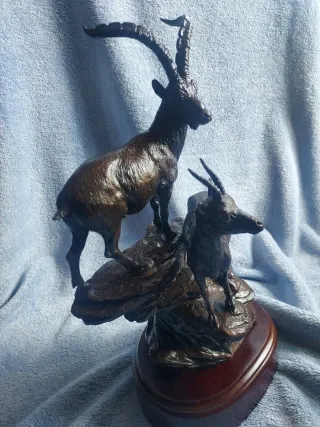 Escultura cabra bronce firmada Nacho Martín numera