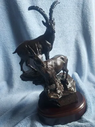 Escultura cabra bronce firmada Nacho Martín numera