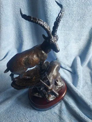 Escultura cabra bronce firmada Nacho Martín numera