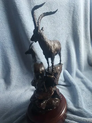 Escultura cabra bronce firmada Nacho Martín numera