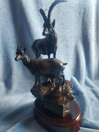 Escultura cabra bronce firmada Nacho Martín numera