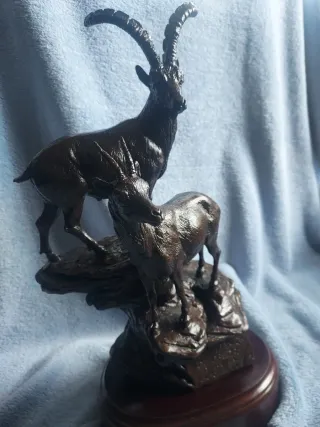 Escultura cabra bronce firmada Nacho Martín numera