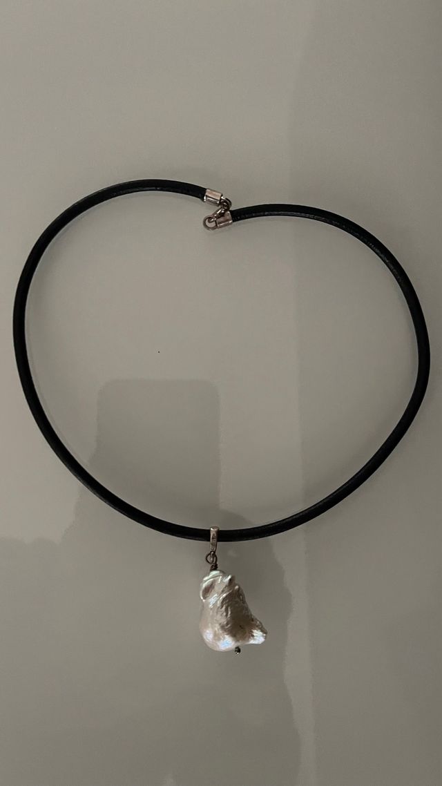 Collar cuero y plata con perla irregular