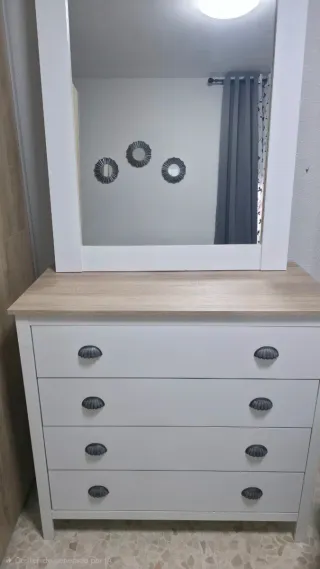Mesitas y cómoda con espejo