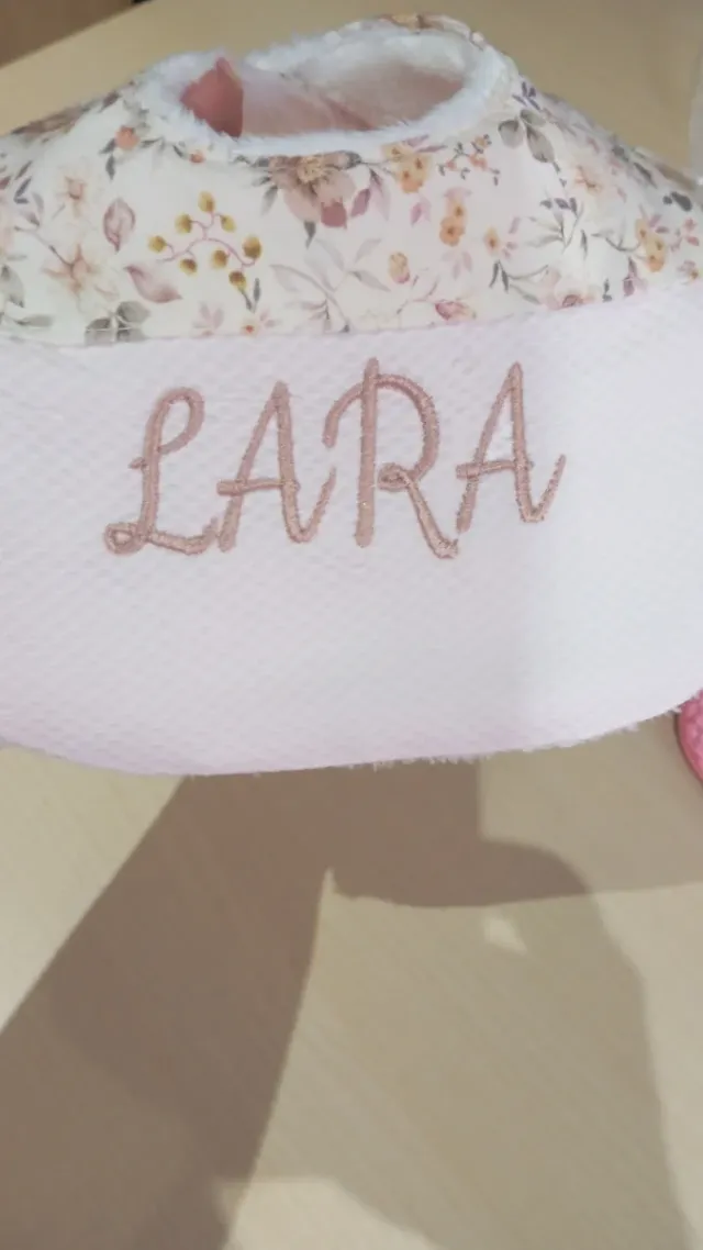 Conjunto chupetero, babero y cadena LARA