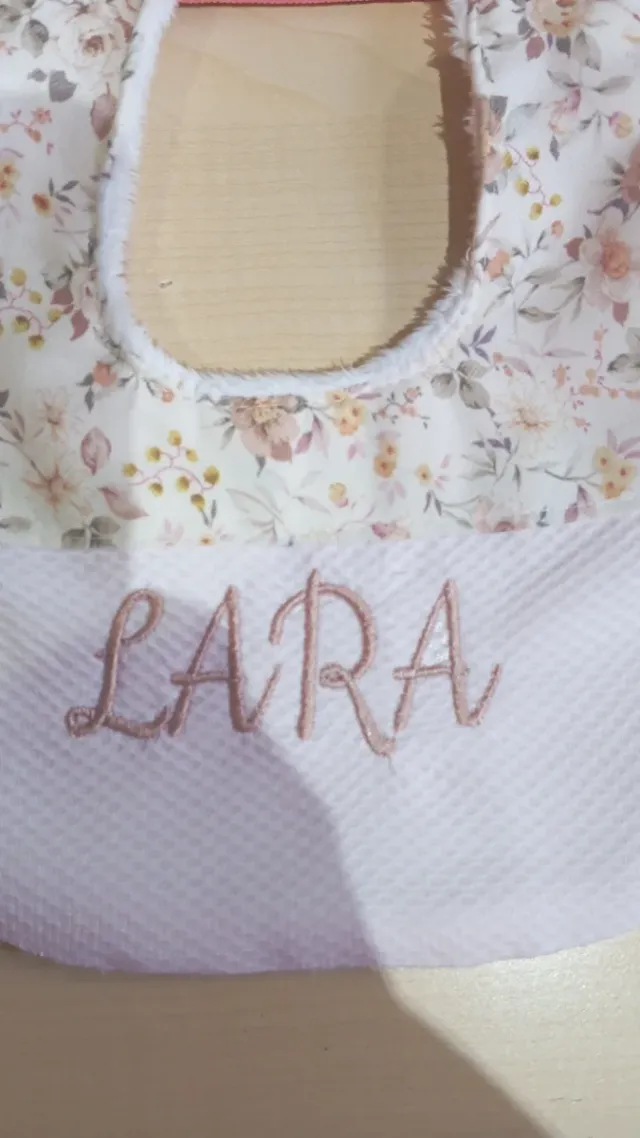 Conjunto chupetero, babero y cadena LARA