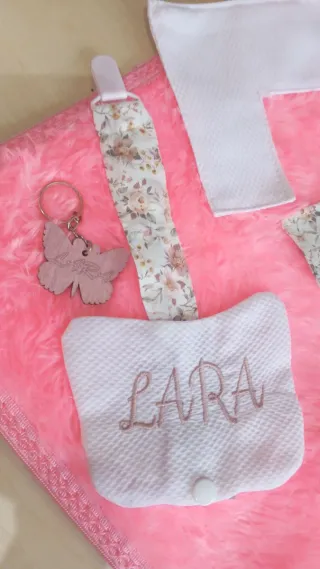 Conjunto chupetero, babero y cadena LARA