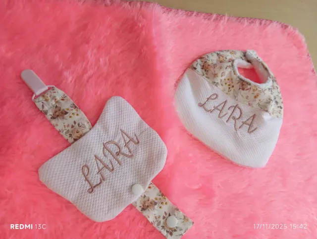 Conjunto chupetero, babero y cadena LARA