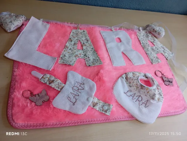 Conjunto chupetero, babero y cadena LARA