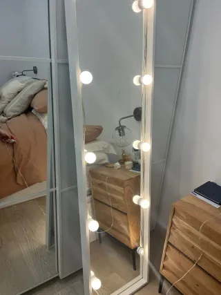 Espejo IKEA con luces añadidas tipo camerino