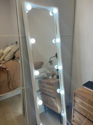 Espejo IKEA con luces añadidas tipo camerino