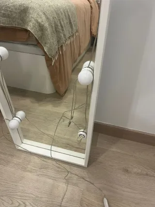 Espejo IKEA con luces añadidas tipo camerino