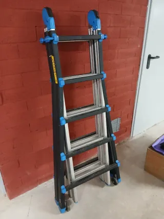 Escalera telescopica multiusos con ruedas