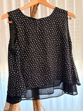 Blusa negra con puntos blancos
