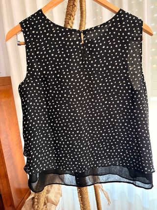Blusa negra con puntos blancos