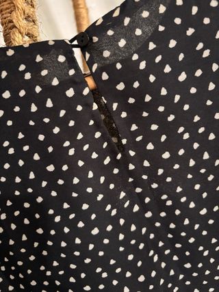 Blusa negra con puntos blancos