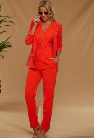Traje rojo de chaqueta y pantalón.